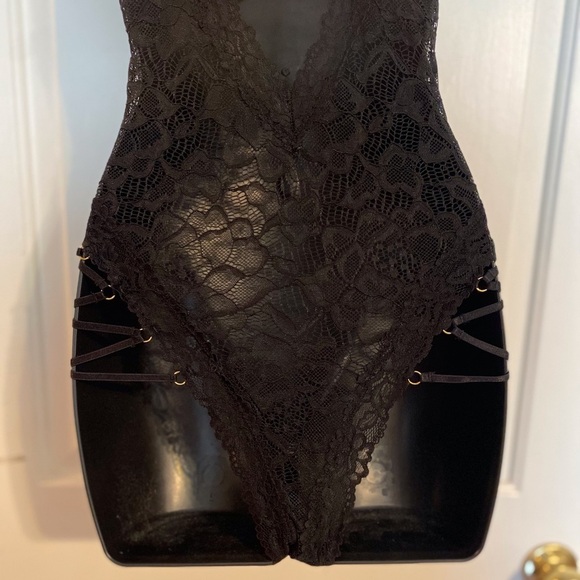 “FREDERICK’S OF HOLLYWOOD” Strappy Lace Teddy - Picture 12 of 16